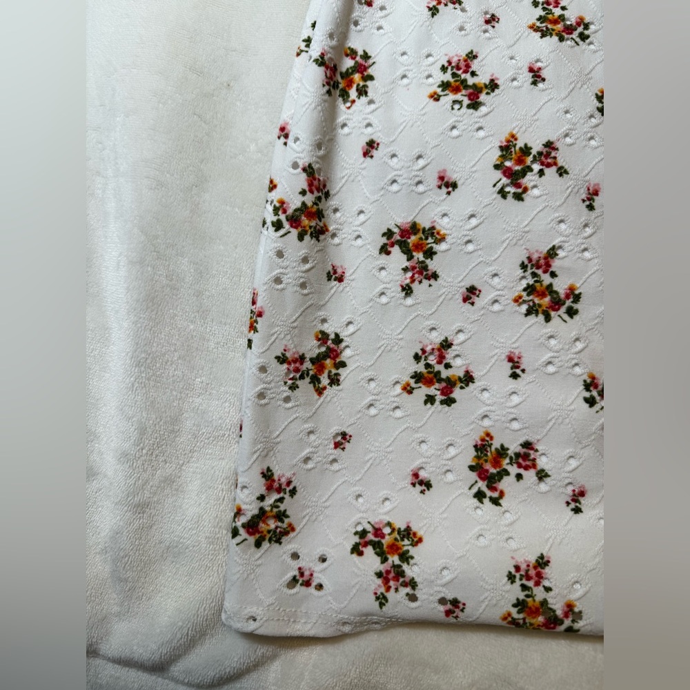 XS Windsor Feeling Sweet And Stylish Eyelet Mini Dress - White Floral - Picture 8 of 9